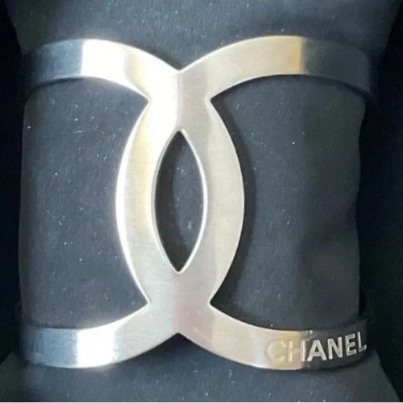 CHANEL interlocking CC Polished Silver Open Cuff Bracelet + dust bag - Picture 3 of 9